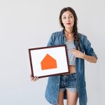 kobieta trzymają reklamę